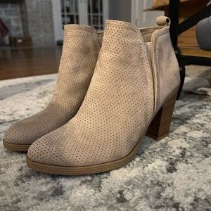 Universal Thread Taupe/Tan Bootie